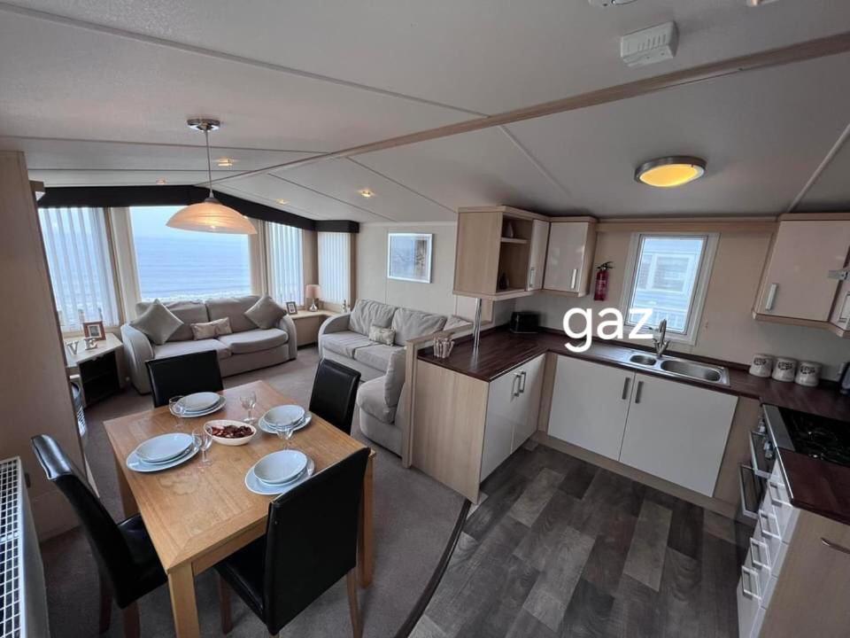 Gaz N Max Hotel Abergele Bagian luar foto