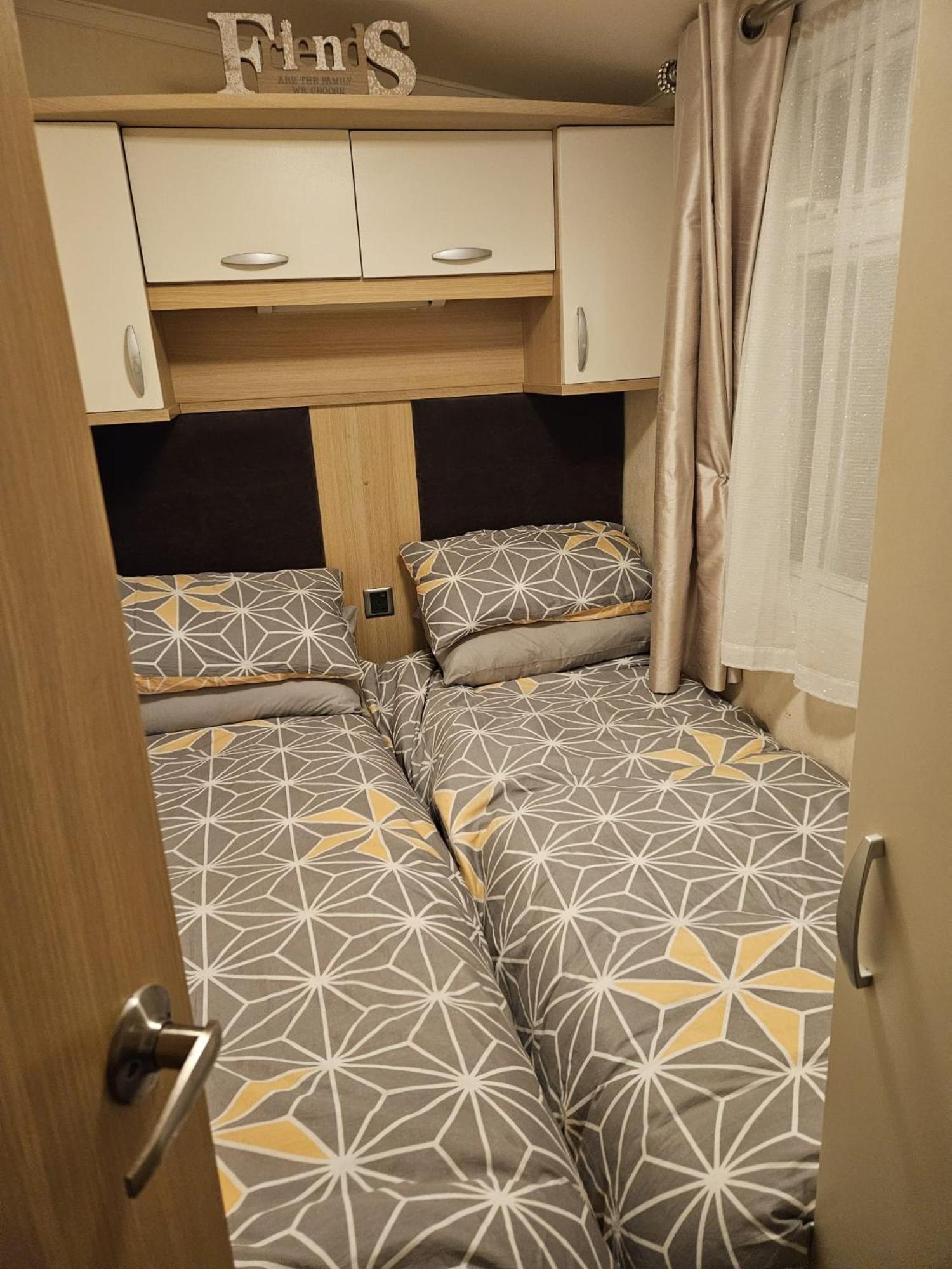 Gaz N Max Hotel Abergele Bagian luar foto